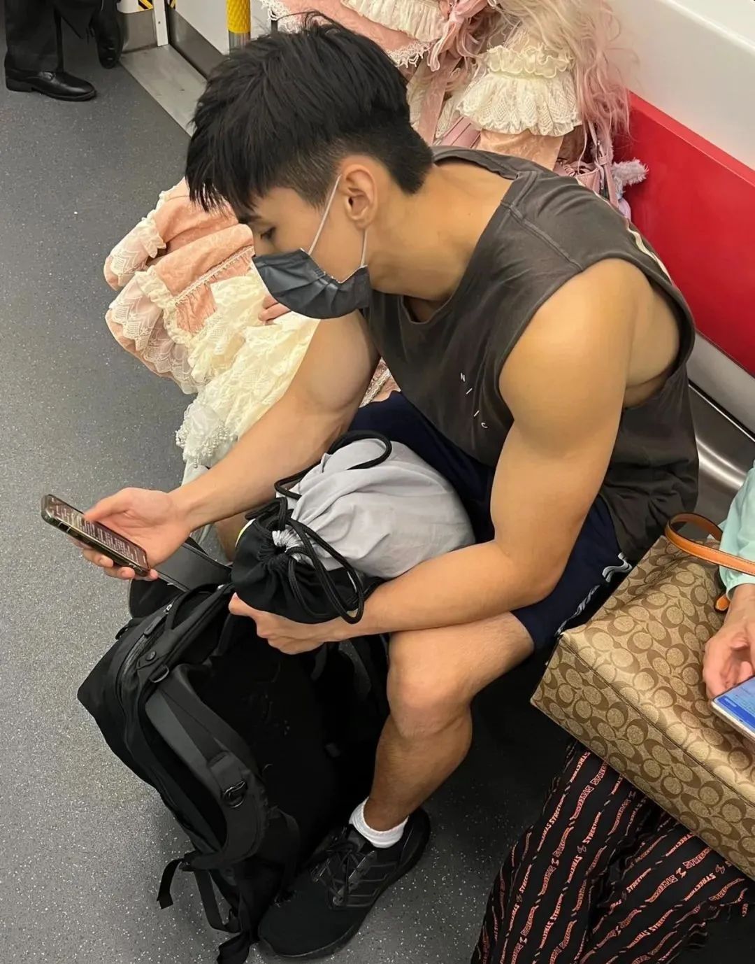 网友在路上拍到高中生,网友拍下地铁上一幕