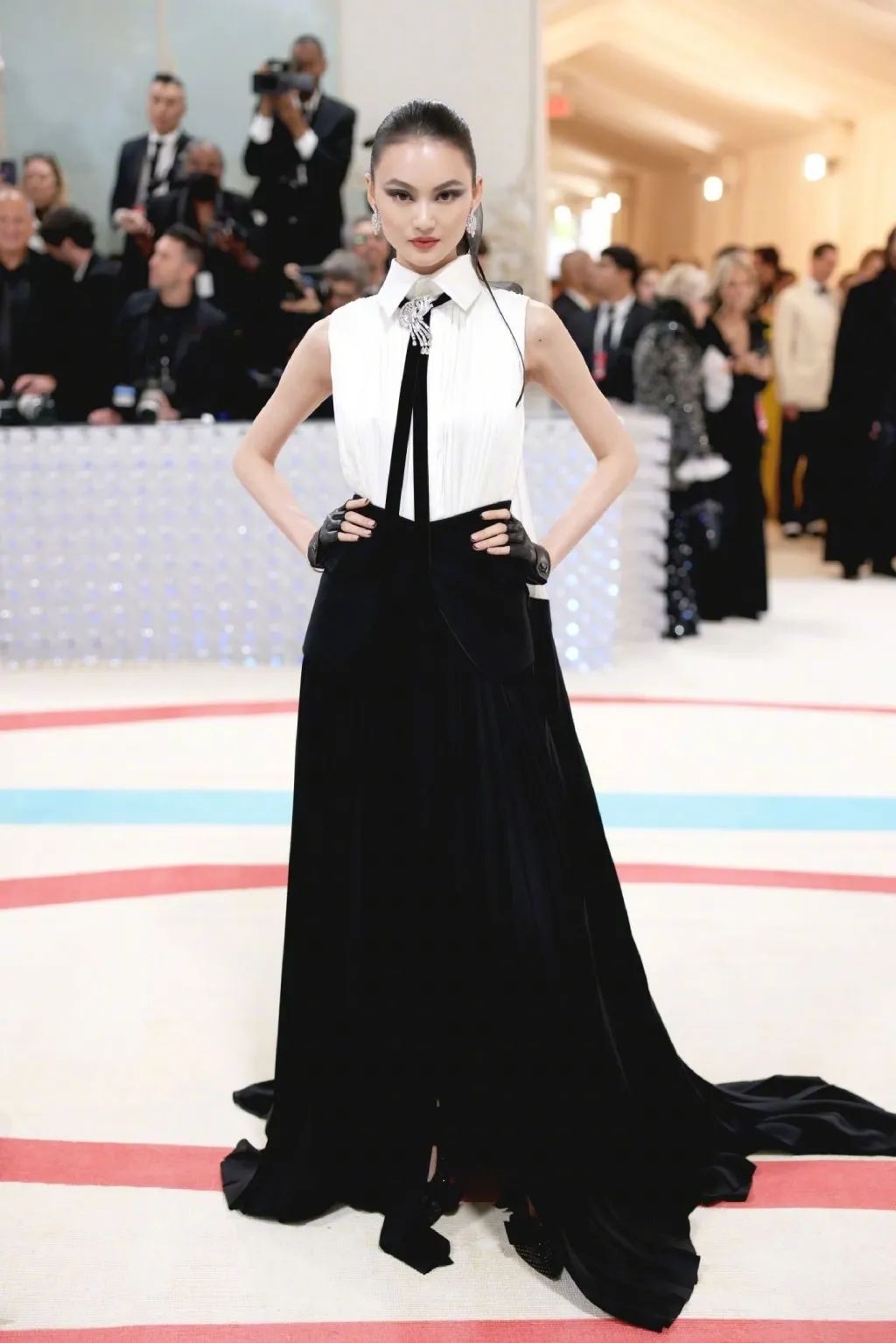 拖把头、海底生化人穿搭，美国这最受瞩目的一夜，如“群魔乱舞”