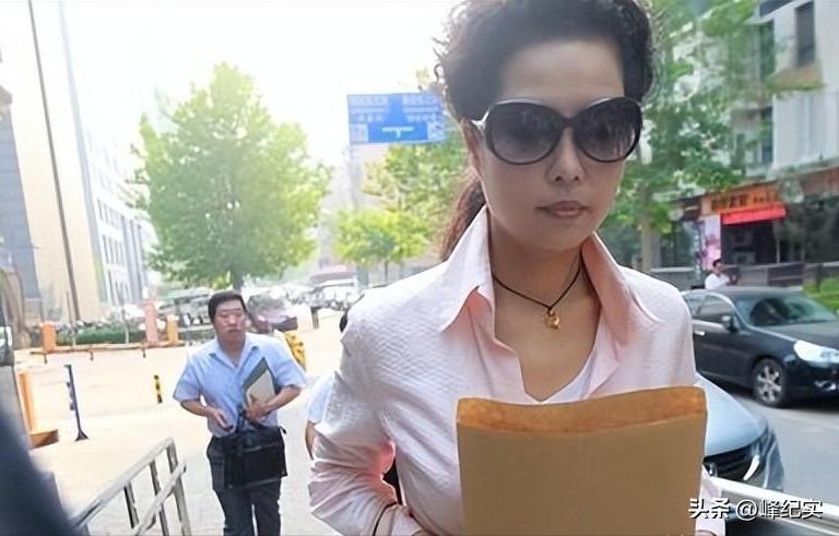 曝梦鸽带李天一移民美国，84岁李双江在国内挣钱，商演来者不拒