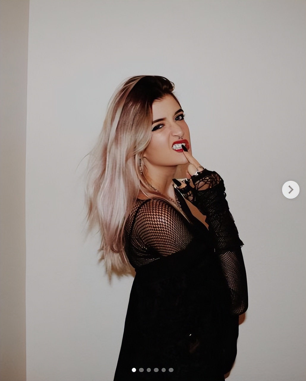 美国18岁星二代卖裸照赚钱？明星父亲痛骂，网友呛：渣男还有脸说