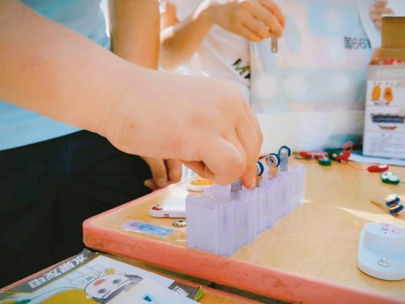 首师大育新华电附中小学部科技节隆重举行