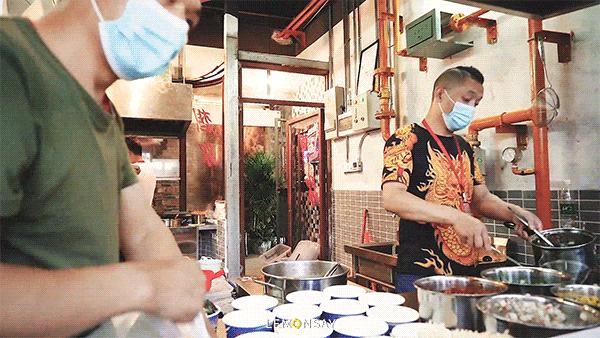 “股东们，那个男人又摆摊了！”