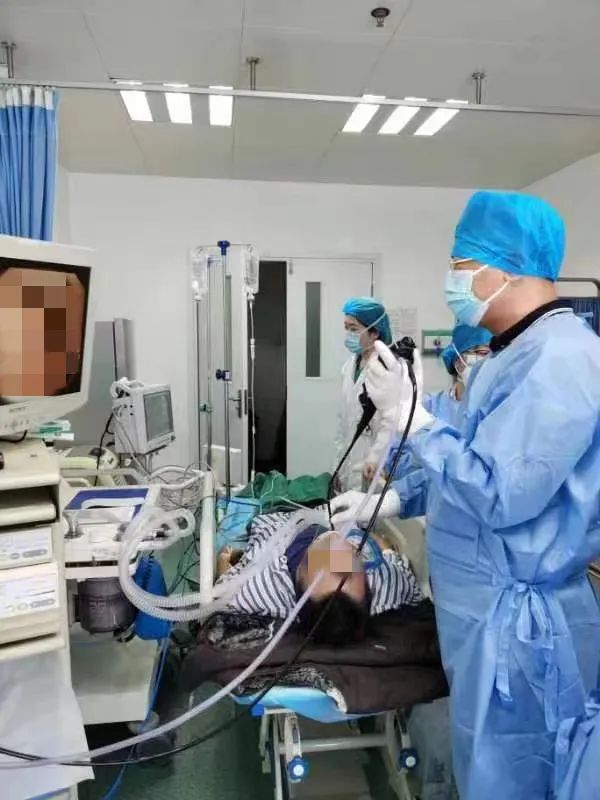 大医一院在我市率先完成覆膜*弹子**头支架置入治疗支气管胸膜瘘