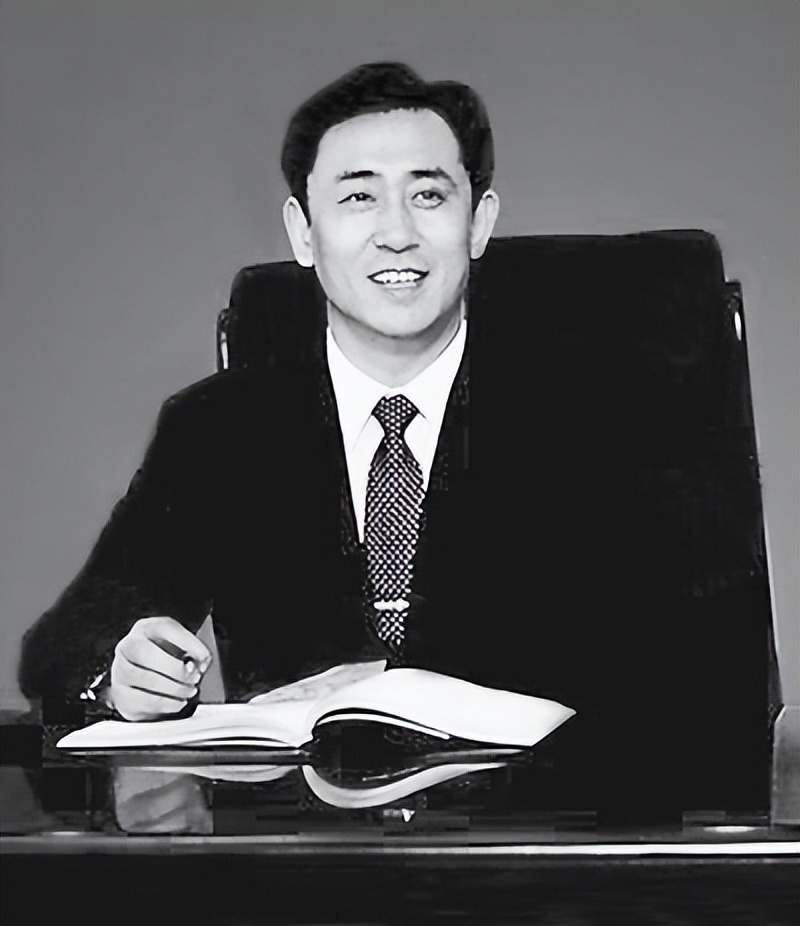 曾经的地产大亨许家印衣锦还乡,许家印30年商海浮沉