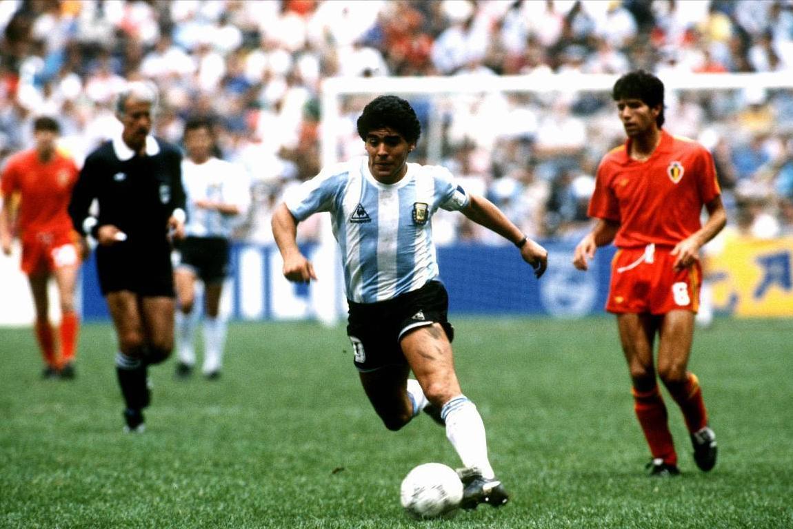 贝利c罗梅西哪一个踢球最厉害,球王贝利认为c罗和梅西谁最强