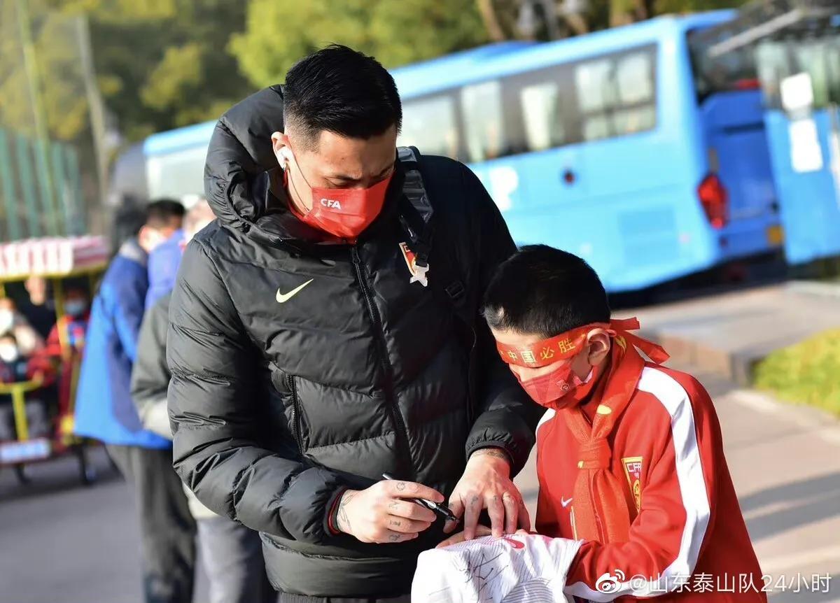 中国国家足球队训练图,利马晒在国家队训练照