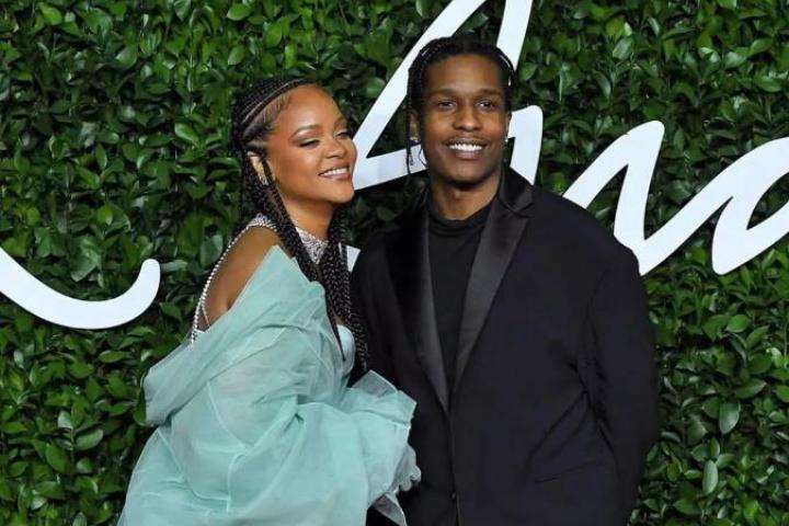 从小岛贫穷少女到国家英雄、全球最富有的女歌手，蕾哈娜的成长史