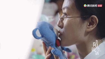 74岁上海“娃娃大夫”走红,花10年治好上千只娃娃:太治愈了