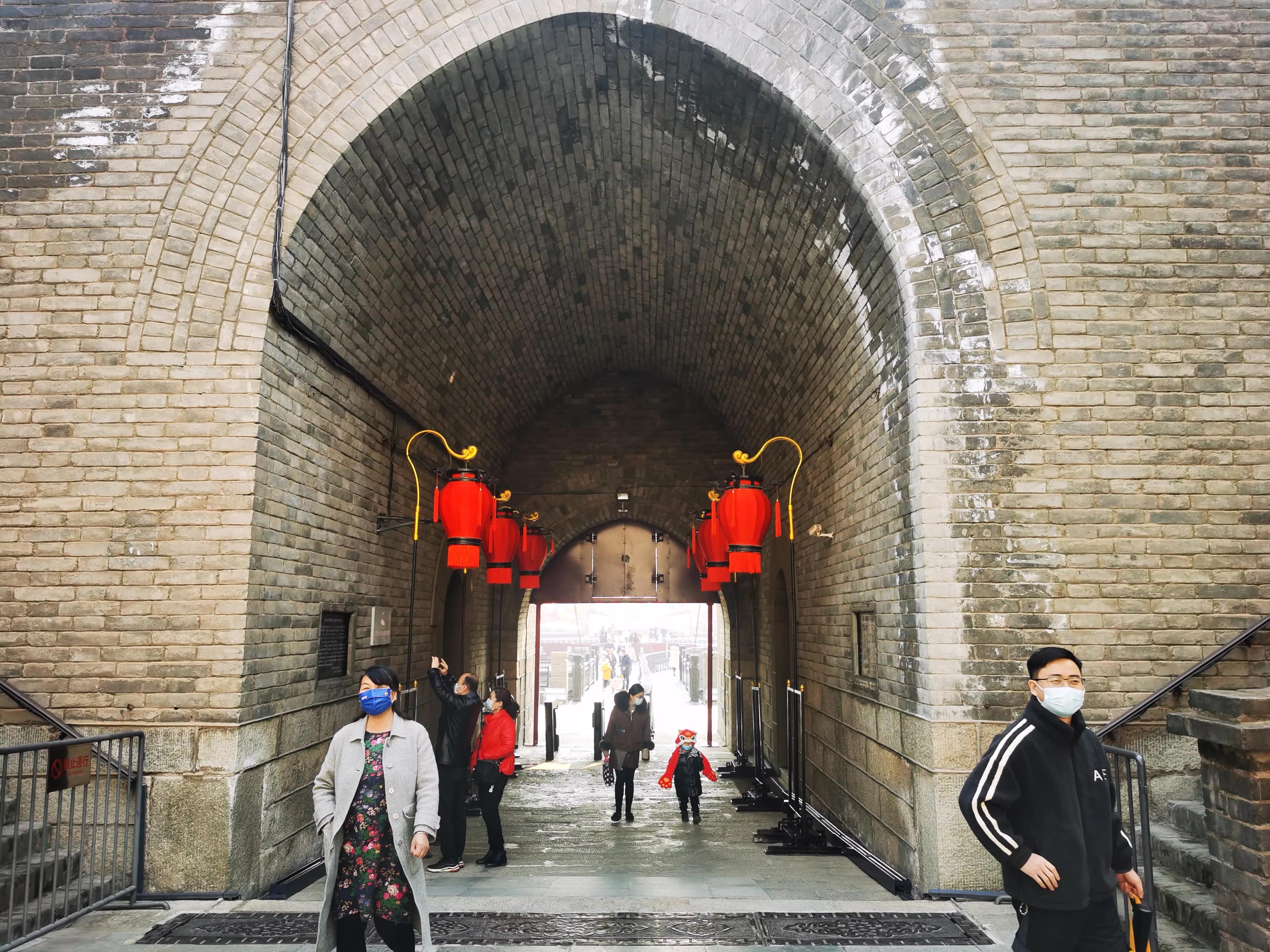 西安城墙城砖为什么是1984,西安城墙的砖全是现代的吗