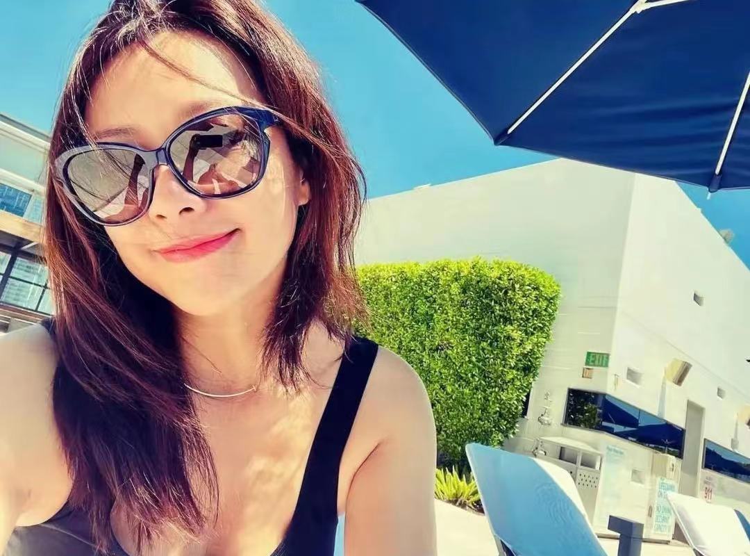 徐静蕾休闲,徐静蕾海边度假照