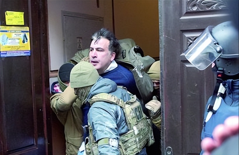 2008年那个敢和普京开战的总统，后来成为流浪汉，偶尔被母亲接济