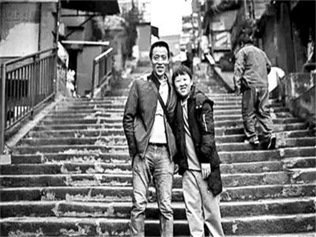 重庆网红棒棒哥冉光辉的故事,山城棒棒军冉光辉用肩膀扛出一个家