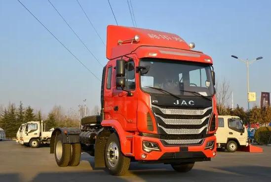 最新款四轴载货车,8x2载货车和8x4哪个好