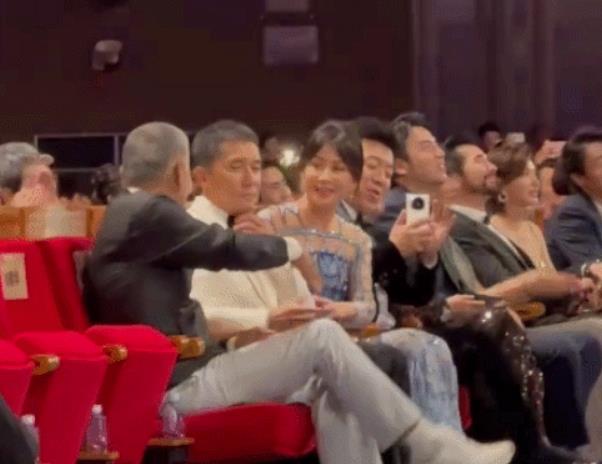 何赛飞获奖后与梁朝伟握手视频,梁朝伟何赛飞金鸡奖