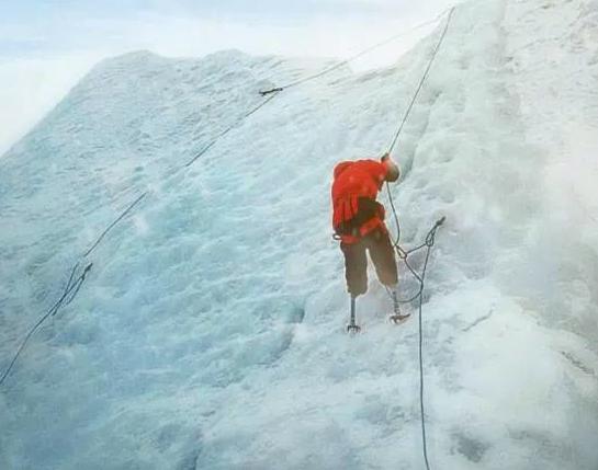 从截肢患癌到比肩姚明,还被吴京拍成电影,他是中国最牛的老头?