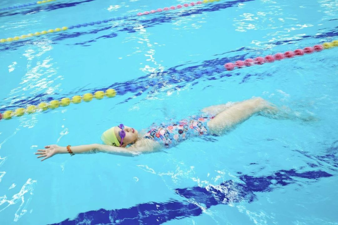 寸头、素颜、脱掉bra......她们拒绝「美丽绑架」