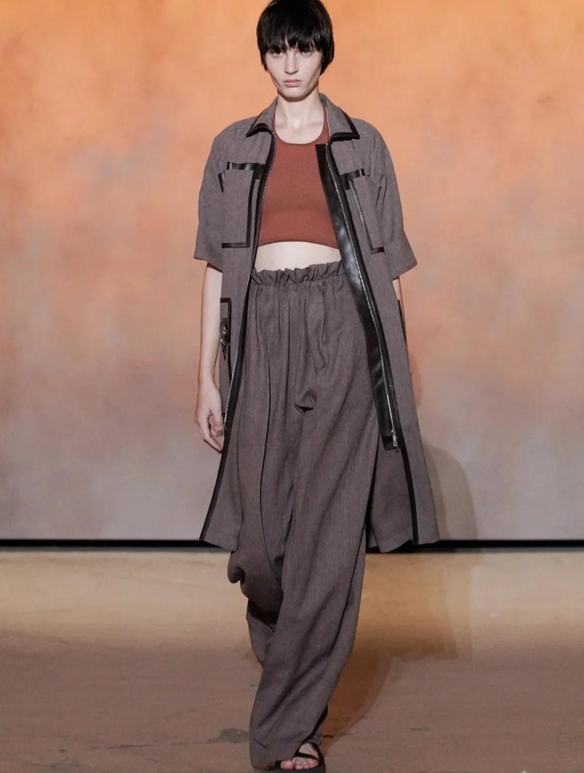 腰带扔一边吧，今年突然流行“抽绳裤”，松紧收放自如，时髦减龄