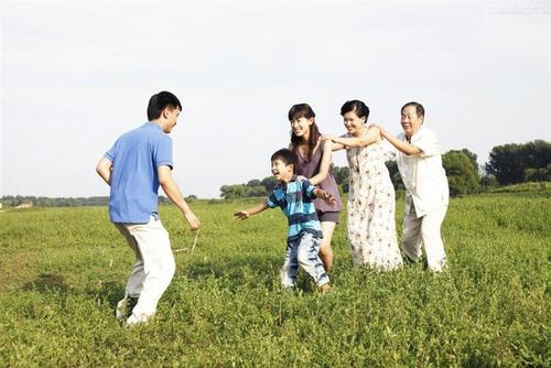 父母该如何对待子女的感情问题,父母和孩子之间的感情怎么培养