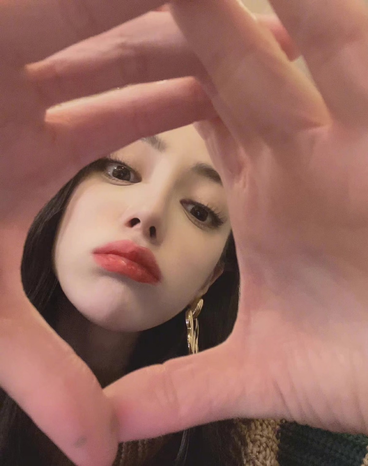 热巴元宵节造型可爱爆棚！穿高领卡通毛衣变芭比娃娃，脸太小了