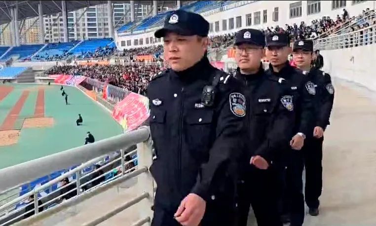 中甲赛场激情燃烧公安卫士倾情守护