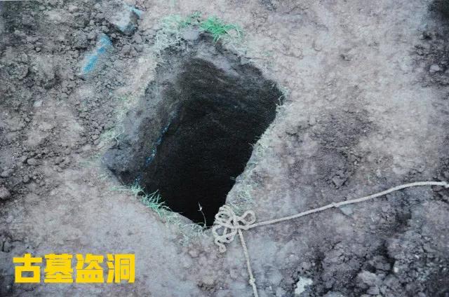 一群村民下葬后打开棺材发现诈尸,古宅挖出古尸