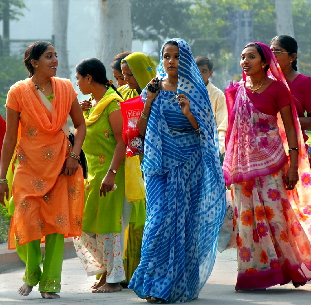 月经耽误工作怎么办？每年有10万印度女人割掉子宫，只为多挣钱！
