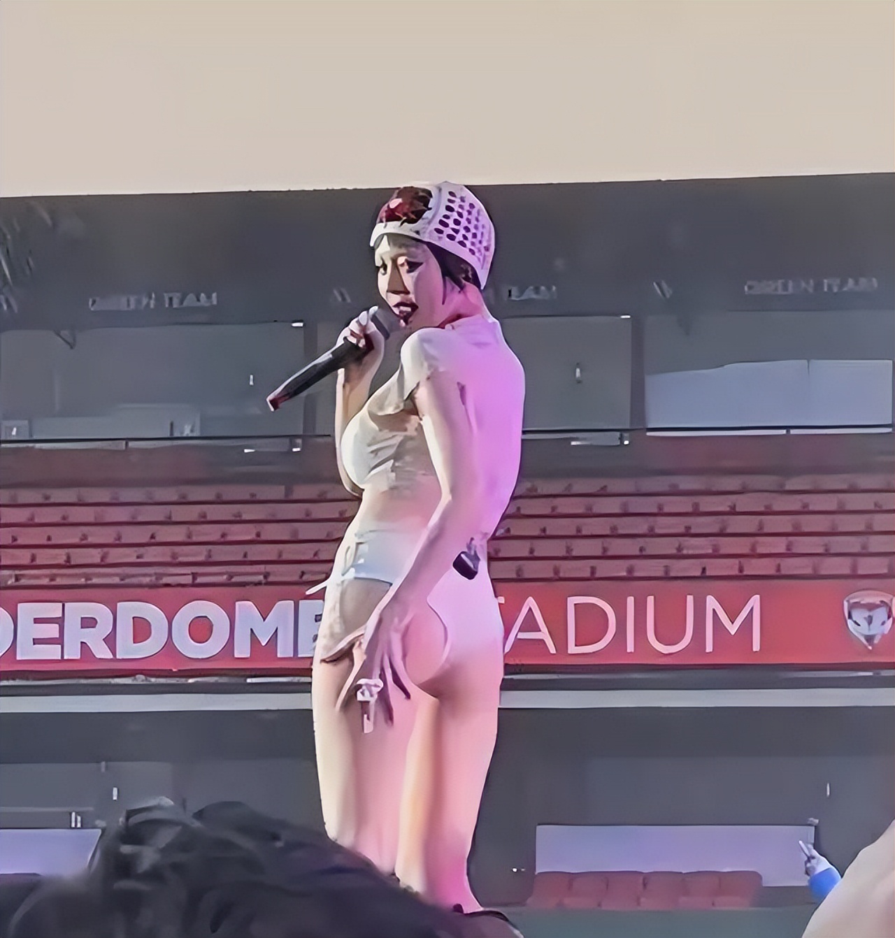 盘点韩国女明星最敢穿的衣服,韩国女星近期着装精选