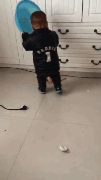 女孩子看起来外表美丽，其实裤袜已经掉到大腿根了！哈哈哈