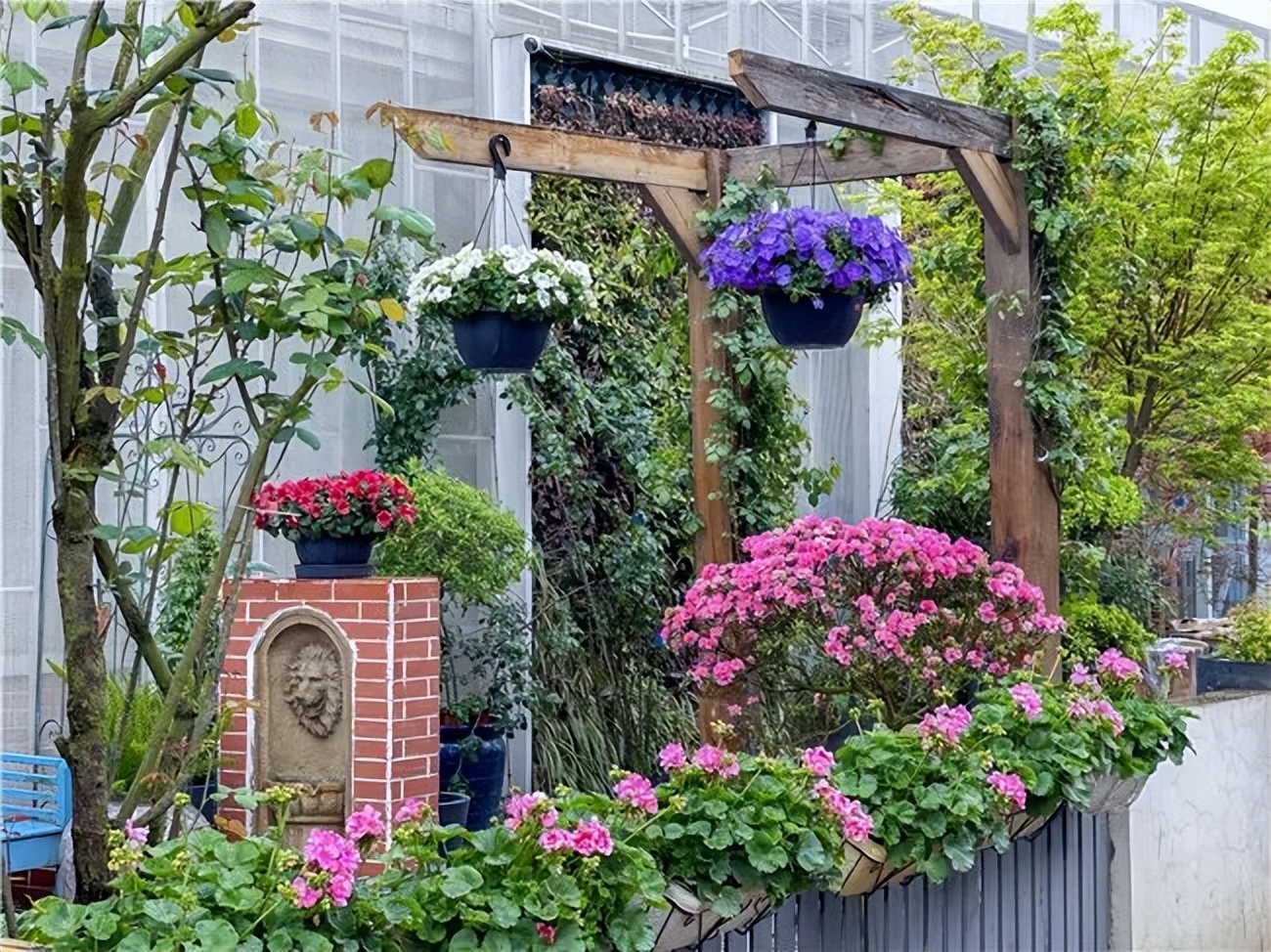 他在花市开了三家“非常规”花店，业绩不凡，成为同行学习的样板