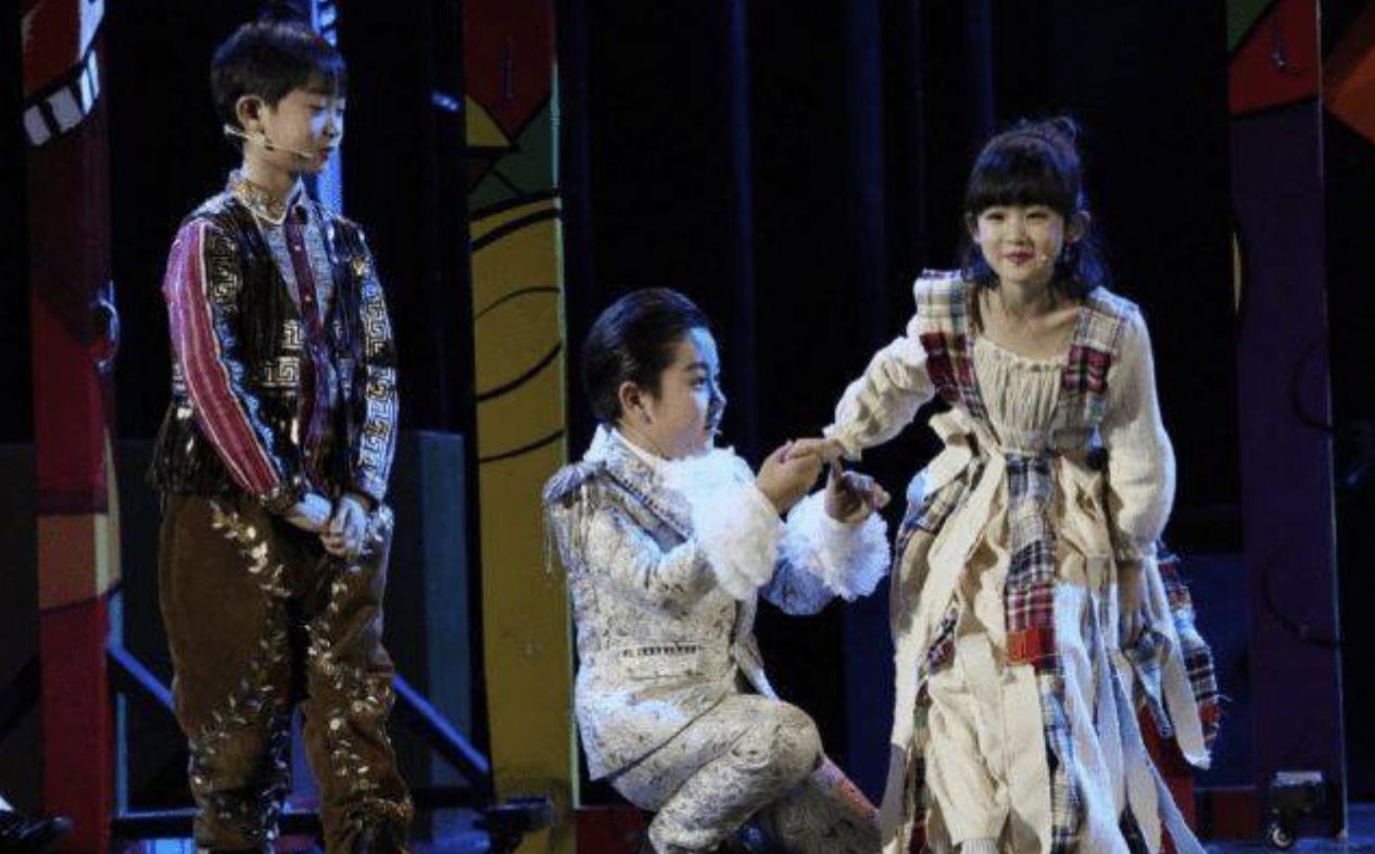 陆毅14岁大女儿获赞最美星二代，才艺令人惊艳，四口人共用一张脸