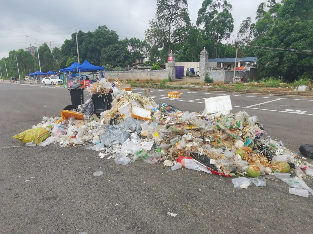 南宁网红夜市喧嚣背后：一天清理两大车垃圾，摊主清早赶来“占位”