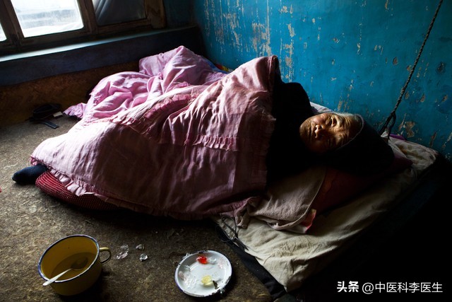 老人癌症晚期有必要治吗,老年人癌症保守治疗还是手术