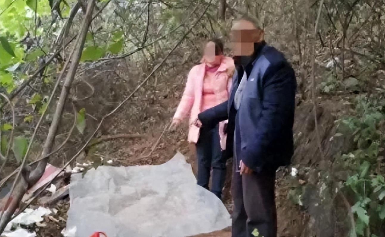 广西两男两女山坡*战野**被多人围观，78岁大爷被捕后：我在锻炼身体