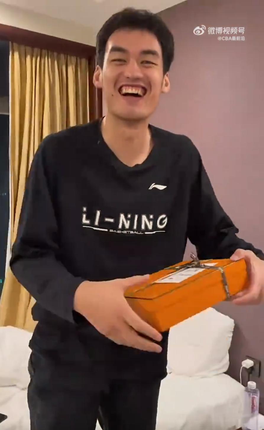 笑喷!同曦老板娘送队员爱马仕新年礼物,林葳喜提语数外三套高考题