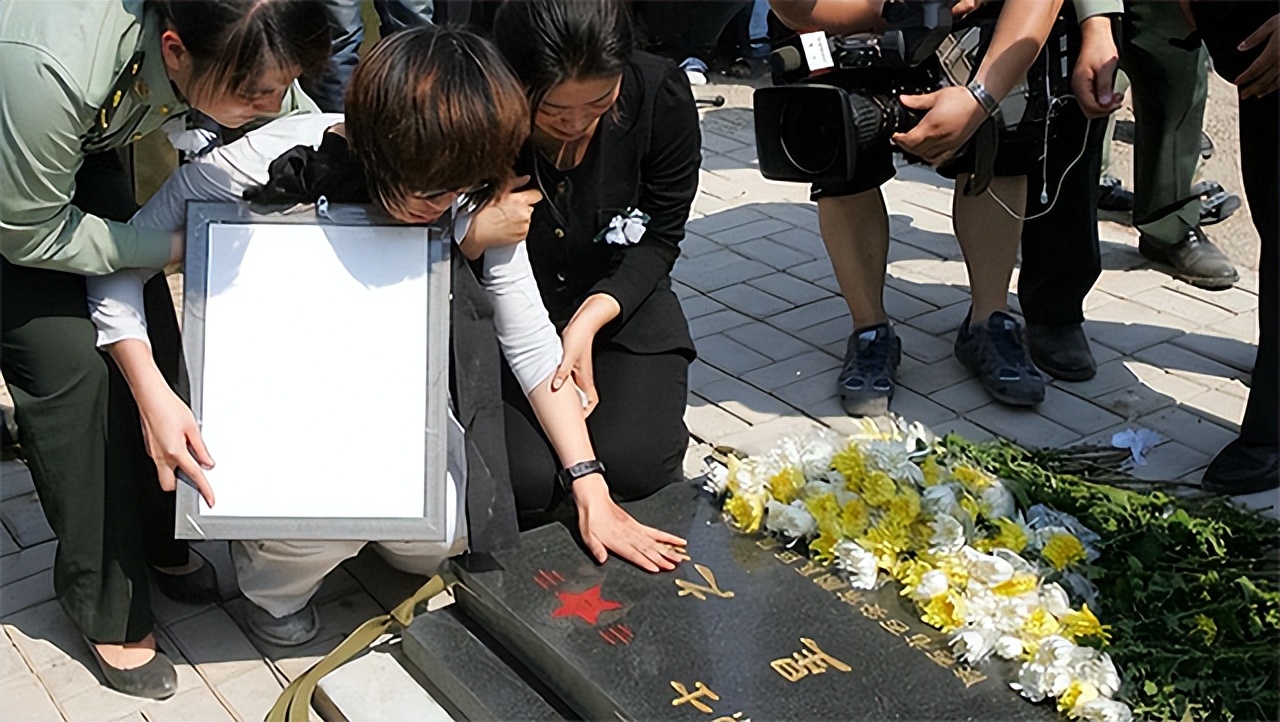 2012年二炮军官请假未归，上级电话询问，女儿：爸爸救人淹死了