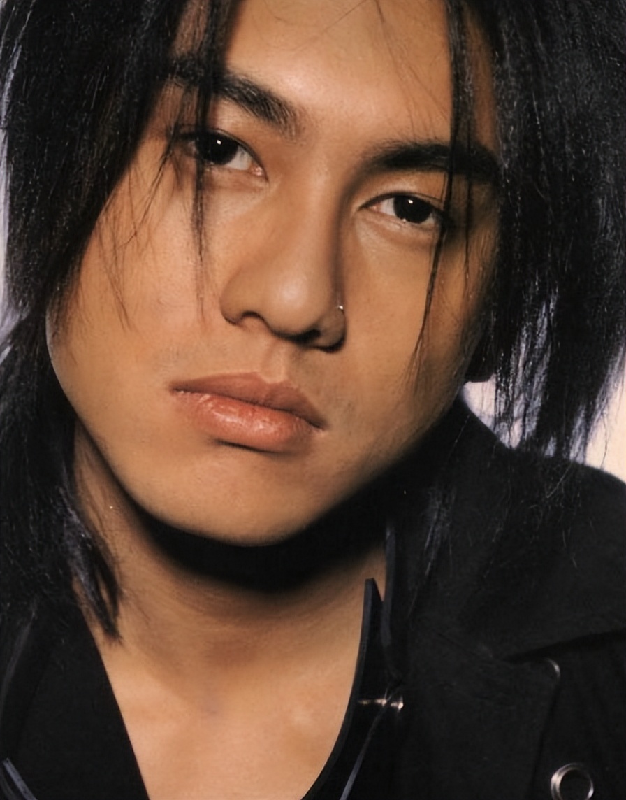 他长相一般，活得美艳，3个月就换一个女友，网友：比我换衣服快