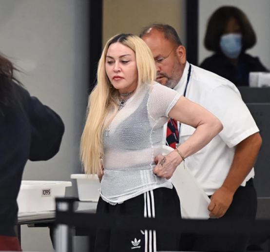 麦当娜戴粉色墨镜亮相,麦当娜穿粉色裙