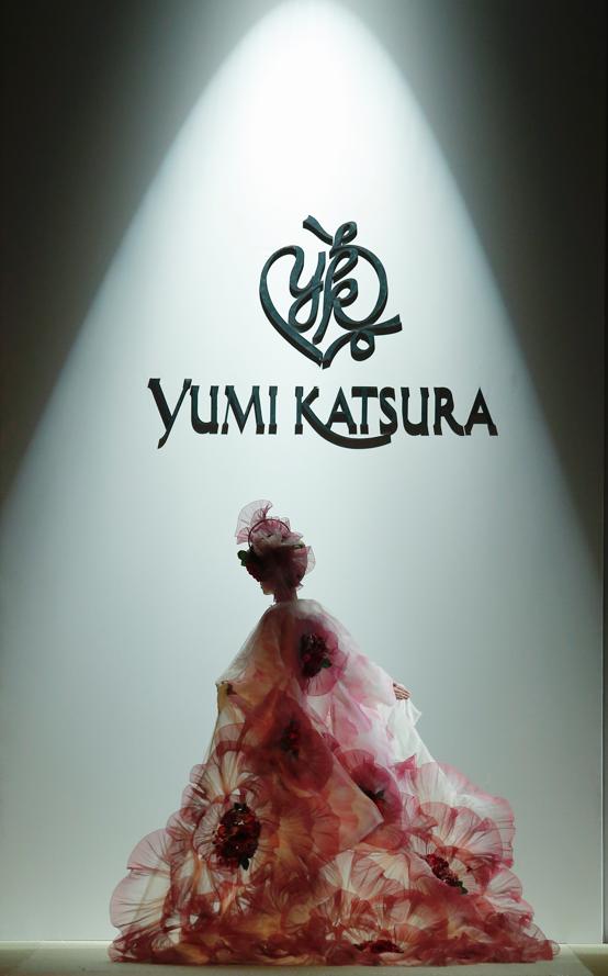 亚洲婚纱女王杀进内娱，女星们集体坐不住了