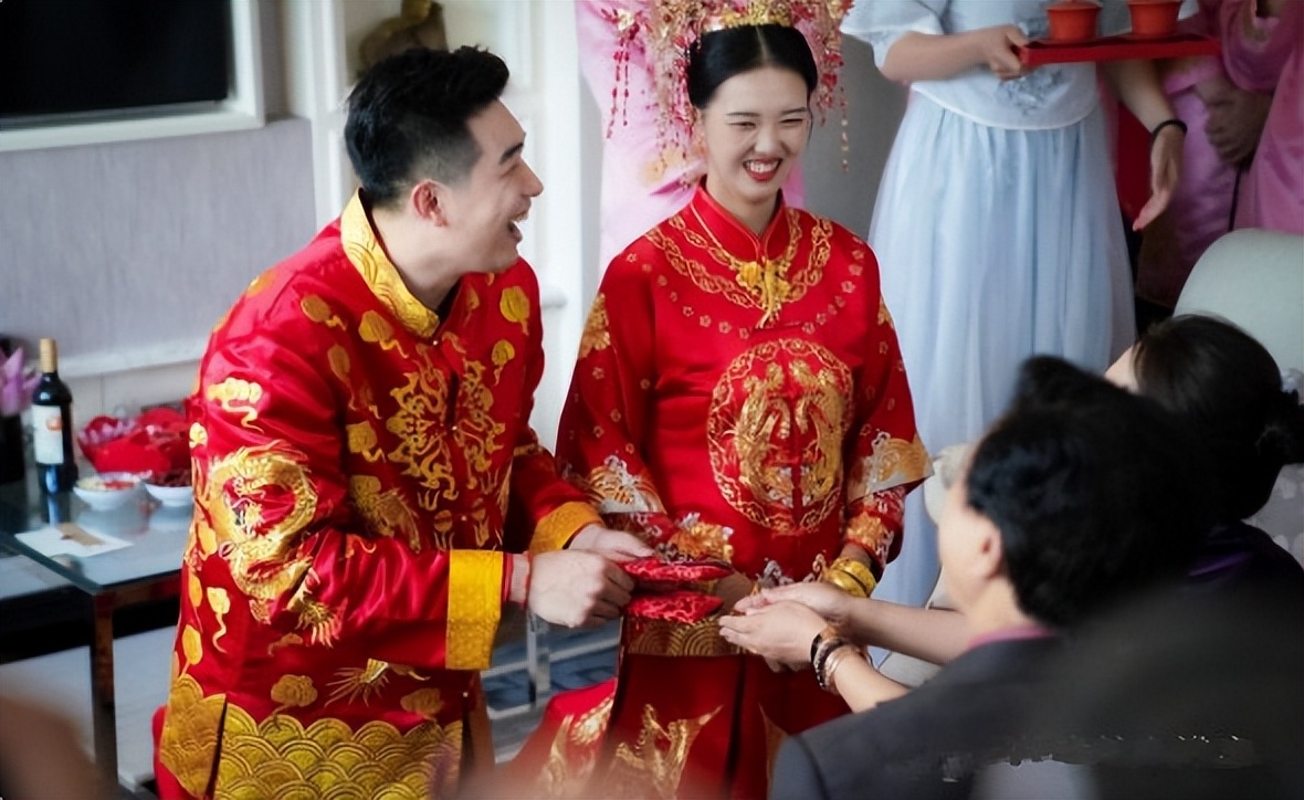 张常宁穿中式婚服亮相,张常宁婚纱礼服