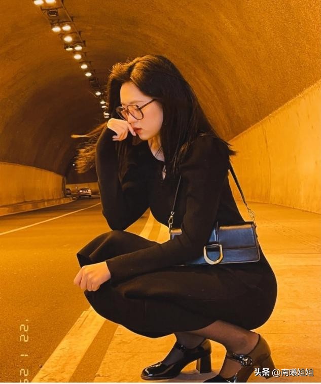 适合微胖女生的玛丽珍鞋款式推荐,玛丽珍鞋搭配过膝黑丝蓝色仙女裙