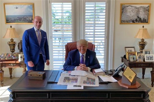 特朗普和普京办公桌,普京和特朗普办公室对比图