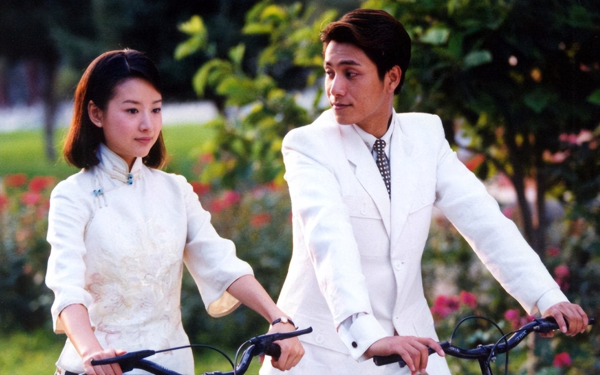 董洁身穿瑜伽裤亮相直播间,43岁董洁穿瑜伽服直播带货视频