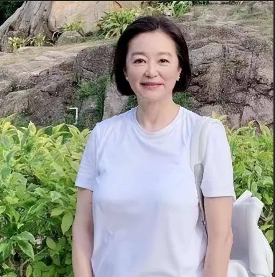 “内衣门”68岁的林青霞疑不穿内衣遭群嘲，对女神奶奶太苛刻了！