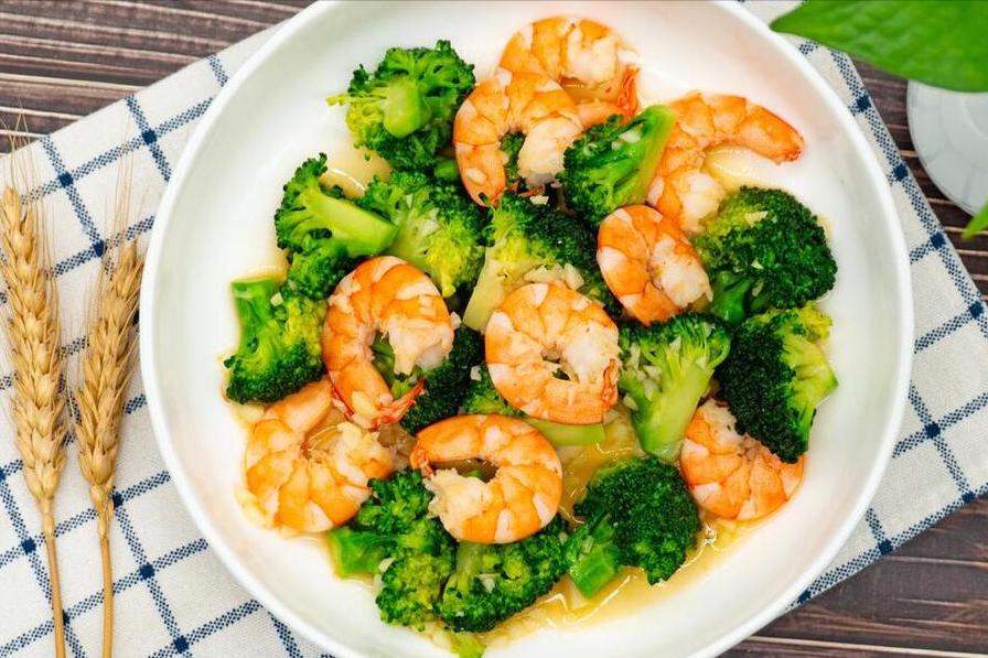 少吃花生多吃碱性菜头发乌黑,50岁后少吃花生多吃三种碱性菜