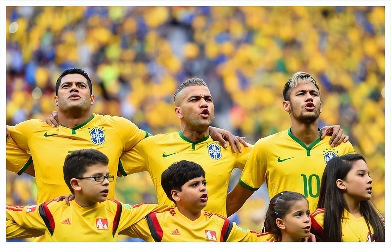 足球顶级球员和国足对比,国足无法超越的足球名场面