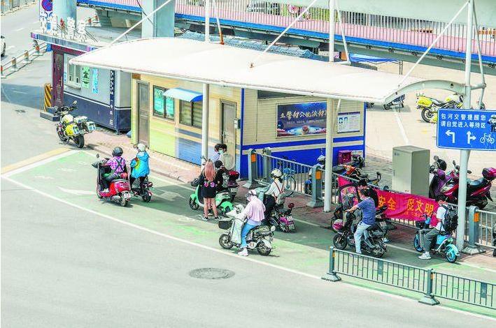 不扣车人性化执法,严管电动车不按道路规定上路