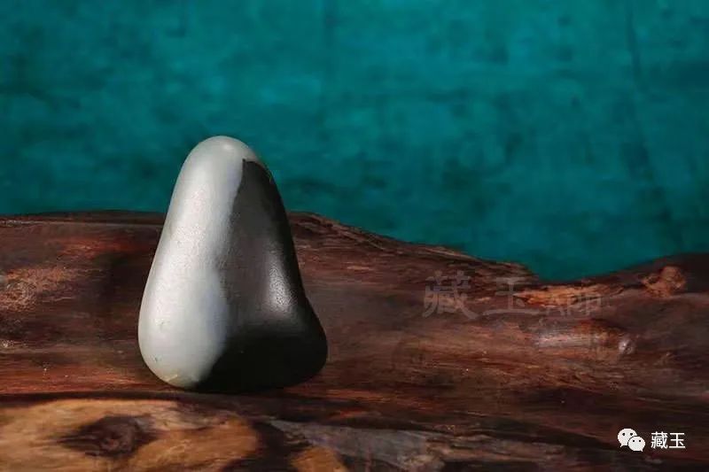 最贵的玉摊位,几百块钱的青花籽料