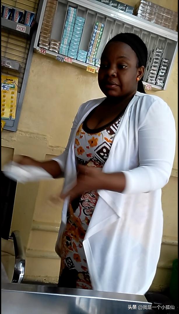 杂记，非洲安哥拉总统府边上的小卖店，女老板能说着一些中国话