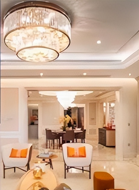 资本弃子唐嫣：获罗晋宠爱用四万手机壳，穿假货得罪苏芒遭封杀