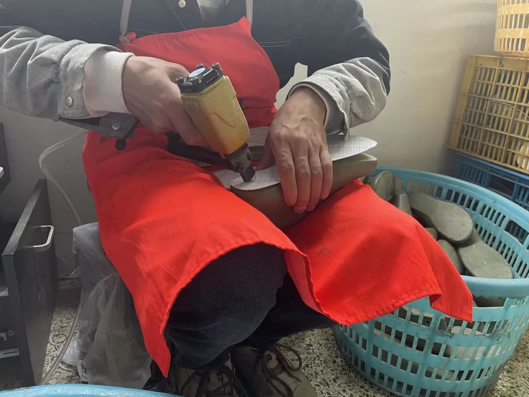 00后小伙卖老人鞋月收入千万,00后男生摆地摊儿赚了50万